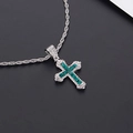 Gros plan détaillé du pendentif croix argenté orné de zircon vert et cristaux blancs - Collier Croix Pierre Verte Argent