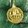 Makro-Detail einer goldenen hohlen Weihnachtskugel mit Glitzer an einem grünen Zweig - 5cm (6er PVC Box) Gold