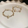 Elegante goldene Schleifen-Ohrringe auf einem weißen dekorativen Teller für Damen - 925er Sterling Silber Ohrstecker - Gold-Schleife