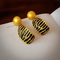 Nahaufnahme von Vintage-Ohrsteckern mit schwarzem Zebra-Emaille-Muster auf Buch - Unregelmäßiger Geometrischer Hängestil / Gold Schwarz Zebra Muster (Silbernadel)