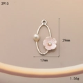 Vista dettagliata del ciondolo ovale in lega con fiore rosa, perla e misura 29 mm - Fiore Rosa Ovale (3915)