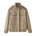 Chaqueta de gamuza caqui con cuello alto y bolsillos de solapa sobre un fondo blanco - S / Caqui