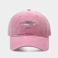 Nahaufnahme der grauen Hai-Stickerei auf dem gewaschenen rosa Baumwollstoff der Kappe - Verstellbar / Rosa