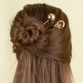 Minimalistische Haarstäbe aus Metall mit Goldkugel und Doppelring in einer Hochsteckfrisur - 2-teiliges Kombinationsset / Gold