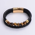 Détail du bracelet double couche en cuir tressé avec perles œil de tigre et fermoir doré - Style Or D (Double Tour Noir/Fermoir Doré/Oeil de Tigre)