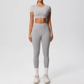 Gros plan sur le tissu en nylon brossé gris clair de cet ensemble de yoga deux pièces - Gris Givré