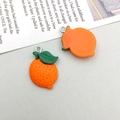 Dettaglio di ciondoli a forma di arancia in resina con foglia verde per decorazioni fai-da-te - 1 Pezzo Arancia in Resina Arancione