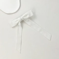Dettaglio del fiocco in raso bianco con nastro elegante su uno sfondo bianco pulito - Bianco