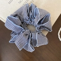 Vista macro del fermacapelli in tessuto a quadretti bianchi e blu con bordi rifiniti a mano - Scrunchie-Blu/Stile Gingham Blu Bianco / Blu