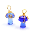 Pendentif champignon fait main en cristal bleu avec enveloppement de fil doré - Cristal Bleu Synth Ton Or