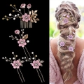 Dettaglio del set pettine da sposa rosa con fiori di stoffa e perle sul modello - Set di 4 / Viola Chiaro