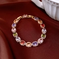 Dettaglio macro del bracciale vintage dorato con zirconi ovali multicolori incastonati - Oro-Multicolore