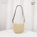 Cremeweiße handgewebte Stroh-Schultertasche mit dunkelbraunem Leder-Schulterriemen - Beige