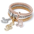 Detail von Popcorn-Armbändern in Gold und Silber mit Strass-Musiknoten-Anhängern - 1042 Musiknote Set