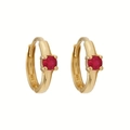 Detalle de pendientes de aro de oro de 14K con circonita roja en engaste de 4 garras - Rojo