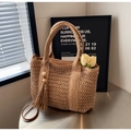 Detailansicht der khakifarbenen Strohtasche mit dekorativem Holzperlen Quasten Anhänger - Khaki