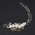 Dettaglio del pettine da sposa con fiori di ceramica, perle e cristalli su metallo - Oro KC