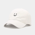 Dettaglio del ricamo smiley nero su un cappellino da baseball in cotone bianco con visiera curva - Regolabile / Bianco