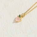 Chique 14K vergulde ketting met een perzikvormige roze zirkoon hanger en groene bladeren - Perzik