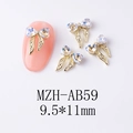 Détail d'un nœud doré avec strass en cœur sur une manucure rose délicate - Nœud Blanc Clair de Lune (AB59)
