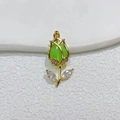 Détails d'un pendentif tulipe doré avec pierre œil-de-chat verte et zircons brillants - Vert