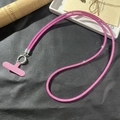 Vue détaillée du cordon de téléphone en strass rose brillant avec fermoir argenté - Rose Rouge