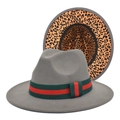 Détail du chapeau fedora montrant la bande rayée vert-rouge-vert et la doublure léopard - M (56-58cm) / Gris clair