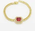 Detailansicht eines 18k vergoldeten Kupferarmbands mit großem quadratischem rotem Edelstein - Gold mit Rot