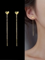 Dettaglio macro di orecchini a cuore in oro 18K con nappe, lucentezza e vestibilità - Orecchini a filo / Oro