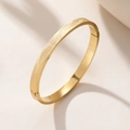 Bracelet en acier titane doré avec gravure LOVE et texture ondulée unique - Doré