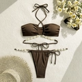 Vue à plat du bikini marron côtelé avec chaîne en coquillages et accessoires plage - S / café