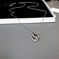 Makro-Detail der silbernen ineinandergreifenden Dreifachring-Halskette mit Gliederkette - Silber