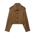 Giacca trench corta marrone da donna con vita a pieghe e tasche cargo su sfondo bianco - Taglia S / Top / Marrone scuro