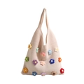 Cremefarbene Stricktasche mit bunten 3D-Häkelblumen in einem minimalistischen Modestil - Bunt