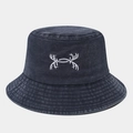 Dettaglio del ricamo a corna di cervo su cappello alla pescatora in denim lavato vintage - M (56-58cm) / Blu navy