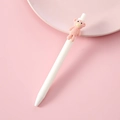 Penna gel bianca a scatto con orsetto floccato rosa 3D su sfondo rosa pastello - 1 Orso Rosa
