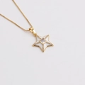 Dettaglio macro della collana con ciondolo a stella placcata oro 18k e zirconi - Bianco