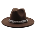 Gros plan d'un chapeau fedora en laine marron foncé avec bande décorative en strass argentés - L (58-60cm) / Café Foncé