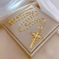 Dettaglio del ciondolo Caduceo dorato con pietre incastonate su seta bianca morbida - Stile Caduceo Dorato Micro-Pavé (H218)