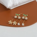 Macro di tre paia di orecchini a perno in argento S925 con design a ciliegia e fiori eleganti - Oro (ed67326)