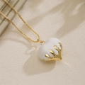 Elegante collana a catena dorata con ciondolo a cuore bianco liscio e accenti dorati - Bianco