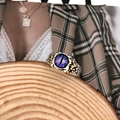 Dettaglio macro di un anello punk occhio del diavolo con pietra viola su legno - Aperto Regolabile / Tipo 2 Occhio del Diavolo Gemma Viola