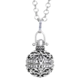 Dettaglio di un ciondolo traforato argento con cristalli su una collana lunga - Argento Antico