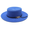 Détail d'un chapeau de paille bleu avec ruban noir et boucle en chaîne dorée chic - M (56-58cm) / Bleu Saphir