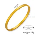 Dettaglio di un bracciale in acciaio al titanio placcato oro 18k, diametro 6cm e larghezza 0,4cm - Bracciale Rigido Oro Texture Quadrata