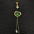 Broche dragon dorée de style chinois avec perles vertes et pampille de perles - Dragon et phénix