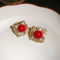 Dettaglio macro di orecchini vintage francesi con pietra rossa e zirconi scintillanti - Ago d'Argento Oro Rosso
