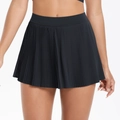 Detail eines schwarzen Tennisrocks mit hoher Taille, elastischem Stoff und Falten - S / Unterteile / Schwarz