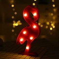 Luce notturna LED a fenicottero rosa con lampadine calde su sfondo bokeh scuro - Fenicottero