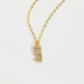 Détail d'un collier en or avec pendentif BFF serti de strass brillants et élégants - Lettres BFF